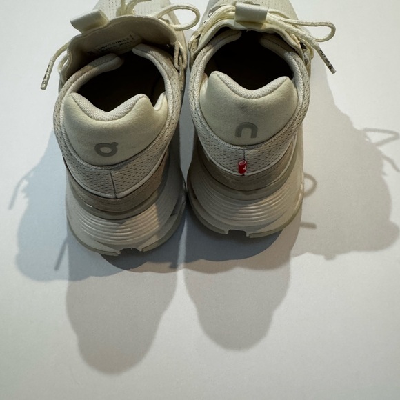 On Running Cream Sneakers 7.5 - Picture 3 of 4